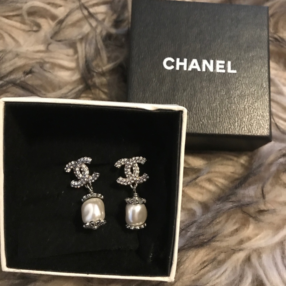 Chanel earrings in great condition